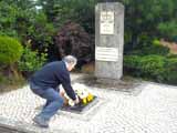 Capitão Ferreira colocando uma coroa de flores no Monumento aos Herois do Ultramar