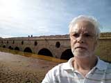 Ponte barroca do século XVIII que este submersa e que derivado á escassez de água na Barragem ficou de novo á vista. Na imagem Victor Garcia o autor das fotos.